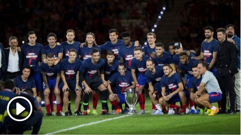 Los jugadores del Atletico posan con la Supercopa de Europa. (EFE)