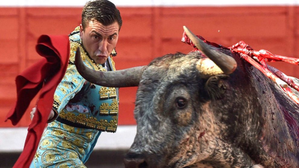 Octavio Chacón durante una de sus faenas (Foto: EFE).