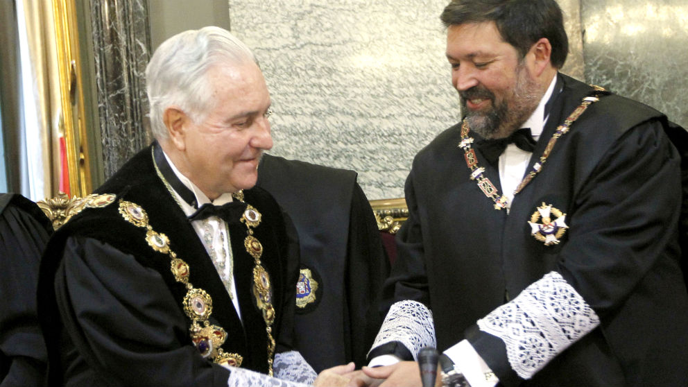 El ex presidente del CGPJ  Carlos Dívar (fallecido el pasado mes de noviembre) y el entonces ministro de Justicia, Francisco Caamaño, en 2011 (Foto: EFE).