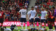 Michael Keane es observado por sus compañeros.