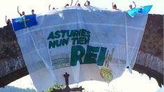La pancarta contra el Rey desplegada de un puente de Cangas de Onís