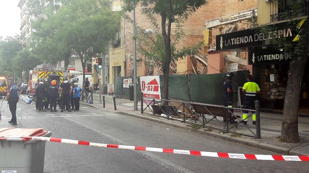 Bomberos de Madrid desalojan el nº 149 de la calle Alcalá por grietas.