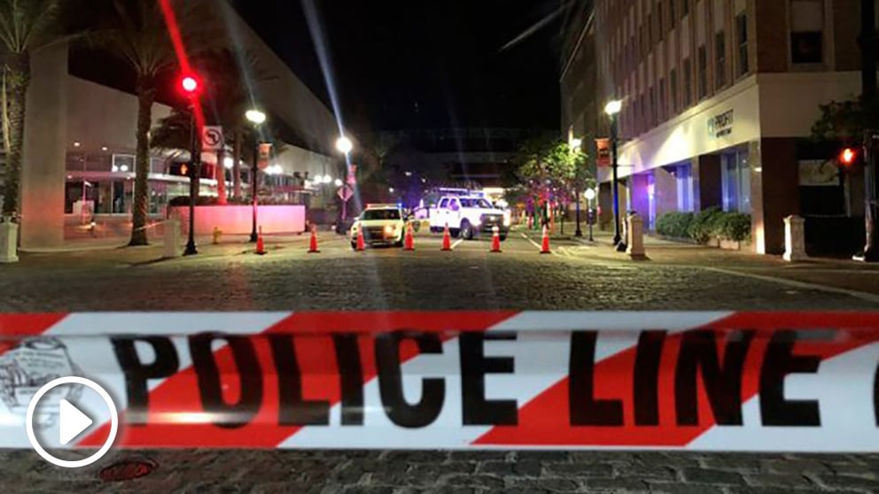 Cordón policial alrededor del centro comercial donde este domingo un joven de 24 años abrió fuego matando a dos personas e hiriendo a más de 10. Foto: AFP