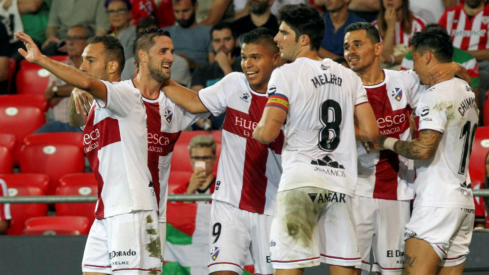 Los jugadores del Huesca celebran un gol frente al Athletic. (EFE)