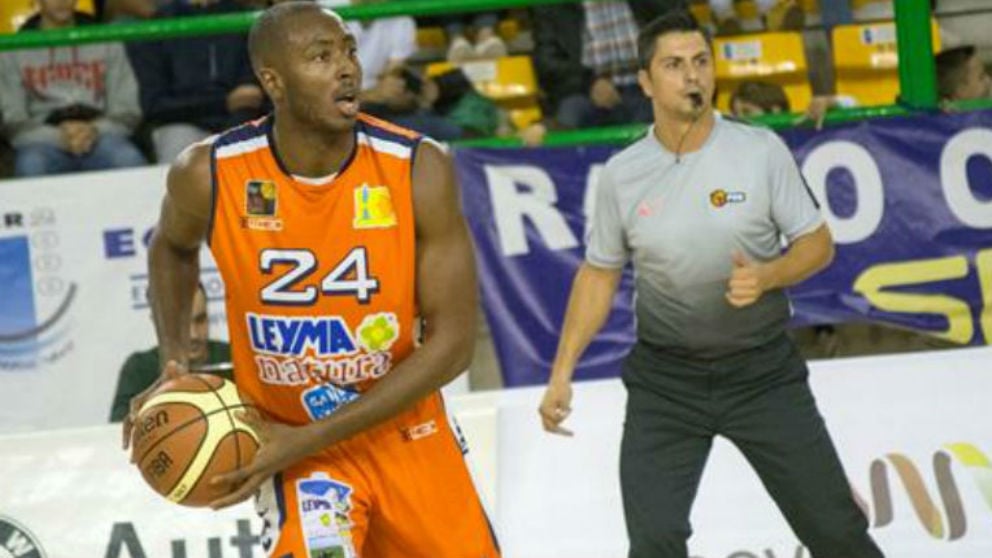 Larry Abia durante un partido con el Leyma Coruña. (FEB)