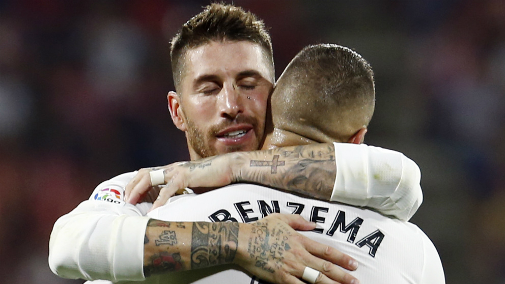 Ramos se abraza a Benzema. (AFP)
