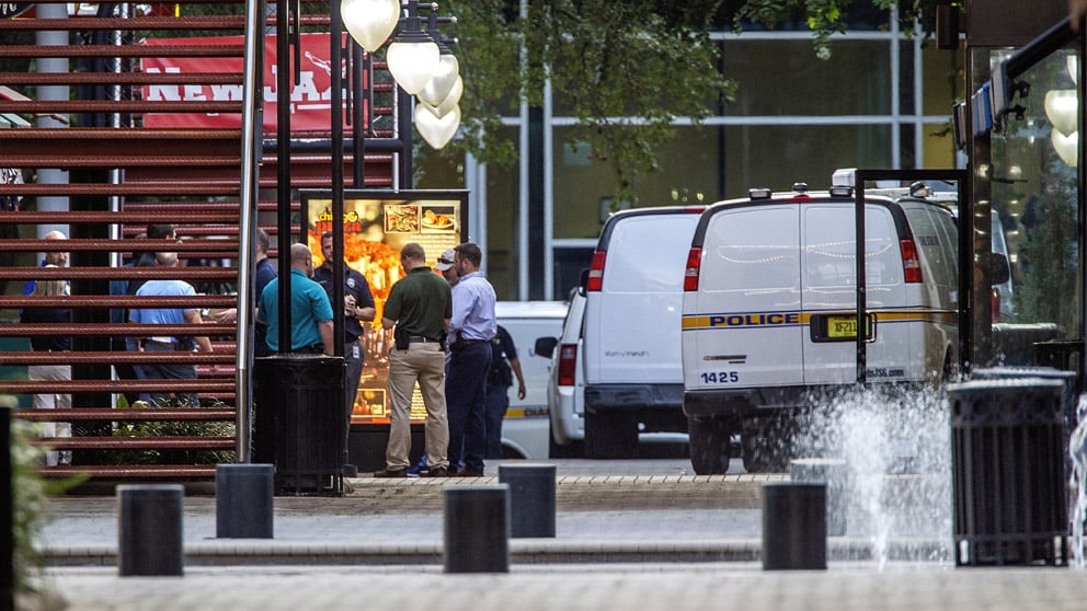 Policía en el centro comercial donde se produjo un tiroteo en Florida (Foto: AFP)