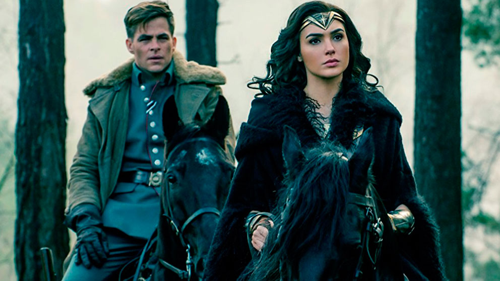 Gal Gadot, caracterizada como la amazona de DC Comics ‘Wonder Woman’. junto a Chris Pine, su compañero de reparto.