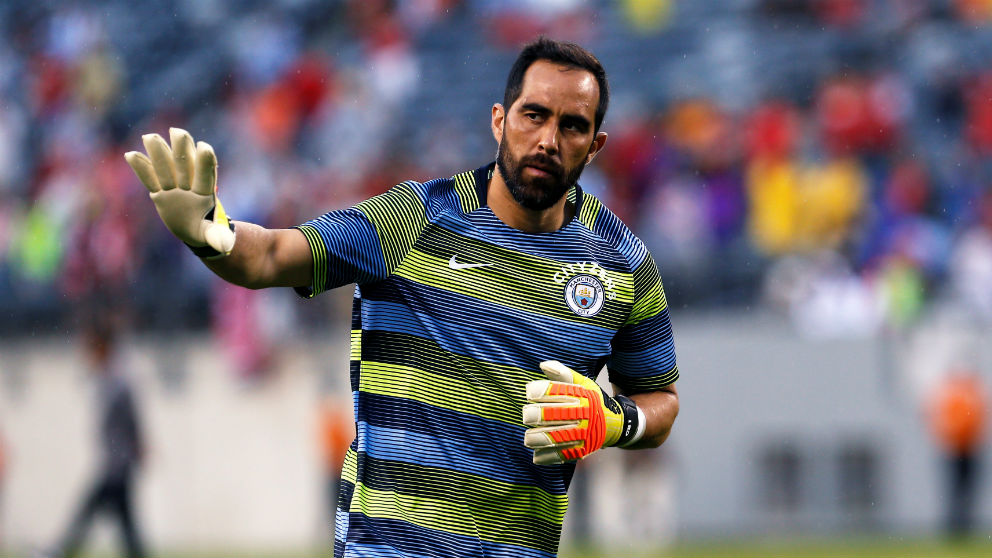 Claudio Bravo calienta con el Manchester City. (Getty)