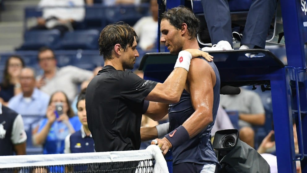 Ferrer y Nadal se saludan en la retirada de David. (AFP)
