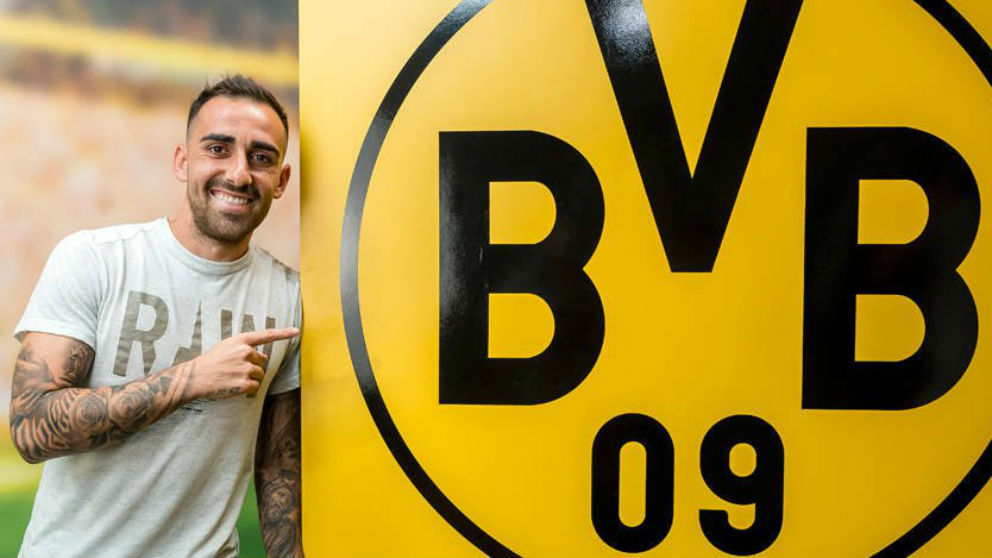 Paco Alcácer posa como nuevo jugador del Borussia Dortmund. (Foto: Borussia Dortmund)