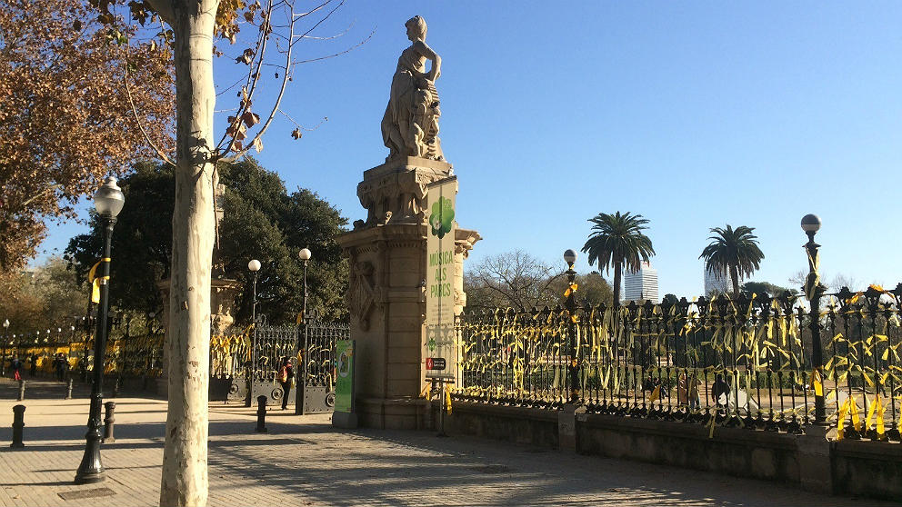 El parque de la Ciutadella de Barcelona repleto de lazos amarillos golpistas. (EP)