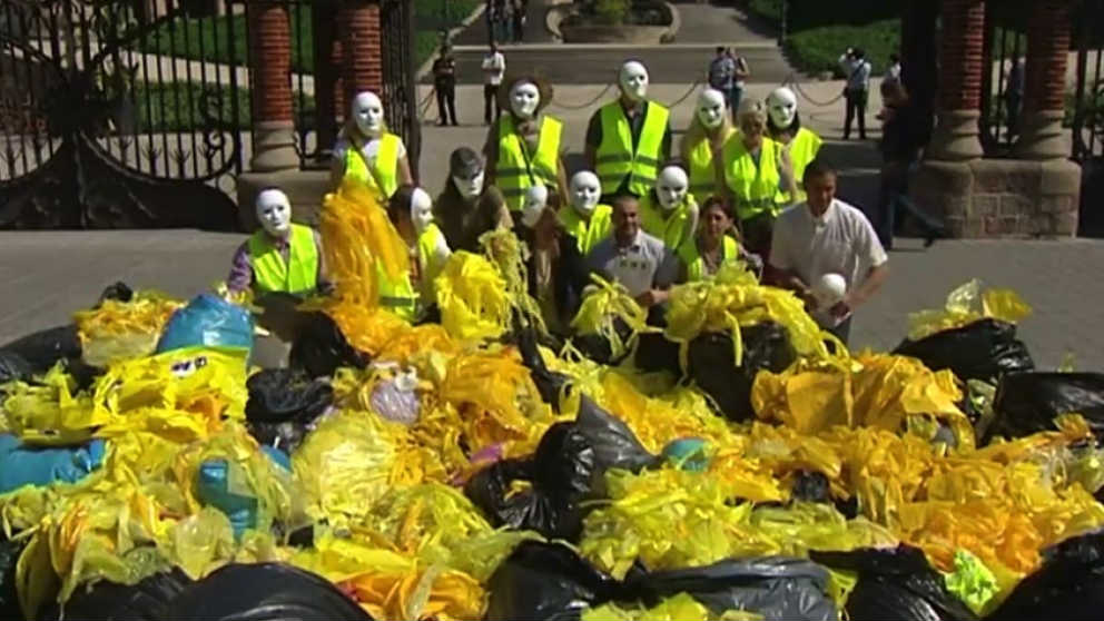 Toneladas de plásticos amarillos son retirados en Cataluña por los constitucionalistas