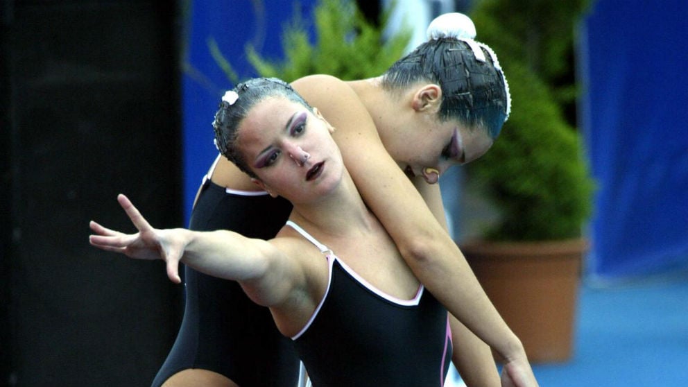 Tina Fuentes y su hermana Andrea durante una actuación en los Europeos de natación sincronizada 2003. (AFP)