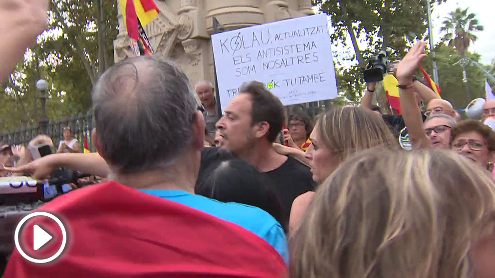 Un cámara de TeleMadrid es agredido en la concentración de esta tarde en Barcelona.