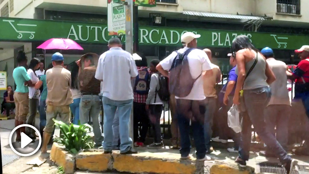 Colas de más de un kilómetro para conseguir comida. (Foto y vídeo: Enrique Falcón)