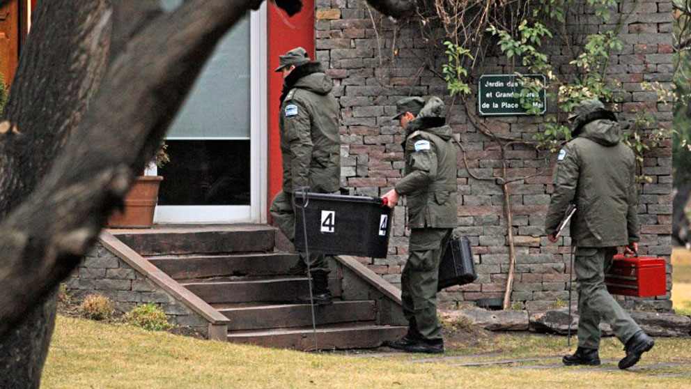 Agentes de la Policía registran una de las propiedades de Cristina Fernández de Kirchner, y de su marido, en busca de pruebas de corrupción. Foto: AFP