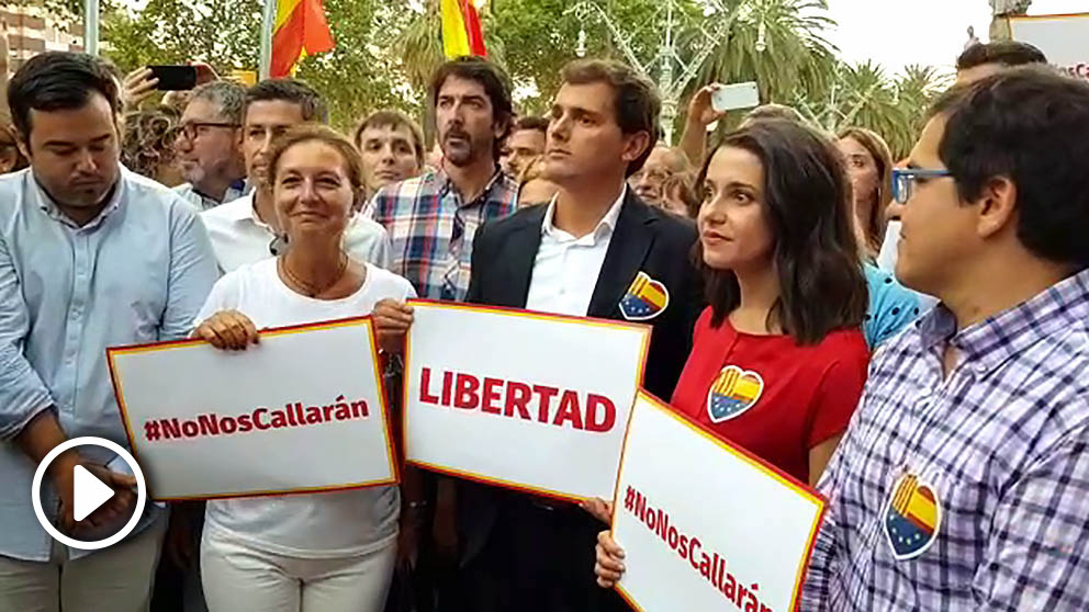 Rivera y Arrimadas, en la manifestación de Ciutadella. (Foto: Manolo Riera)