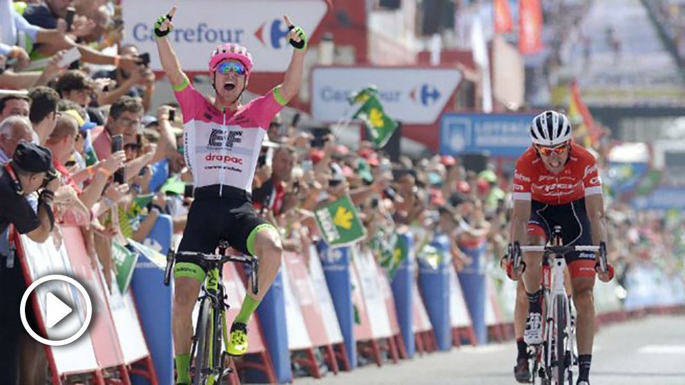 Simon Clarke celebra su victoria en la quinta etapa de la Vuelta a España. (AFP)