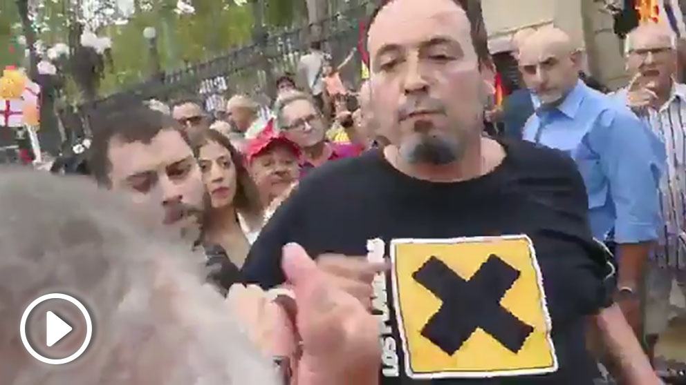 El cámara de TeleMadrid le da un puñetazo a un anciano en Barcelona.