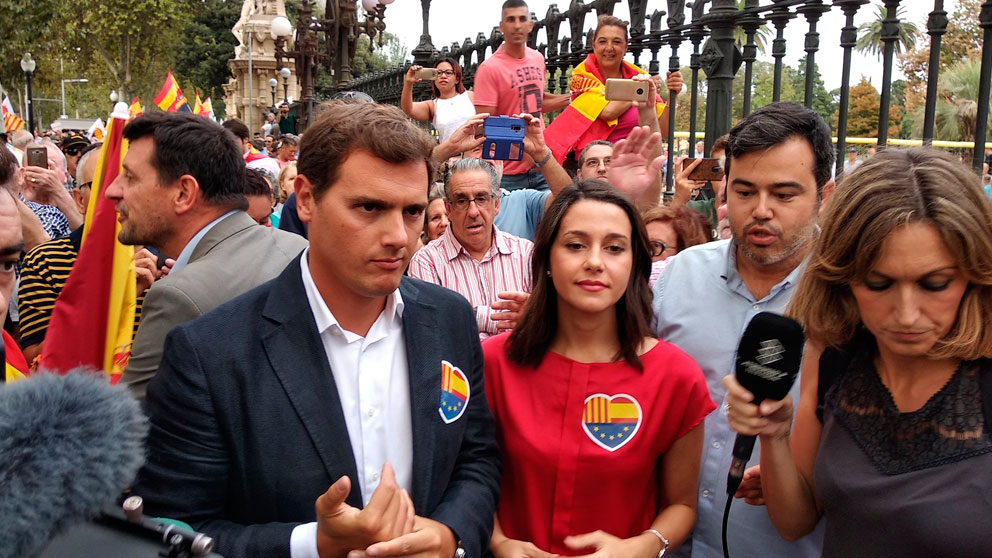 El líder de Ciudadanos, Albert Rivera, acompañado de Inés Arrimadas en la manifestación contra la violencia independentista. Foto: Europa Press