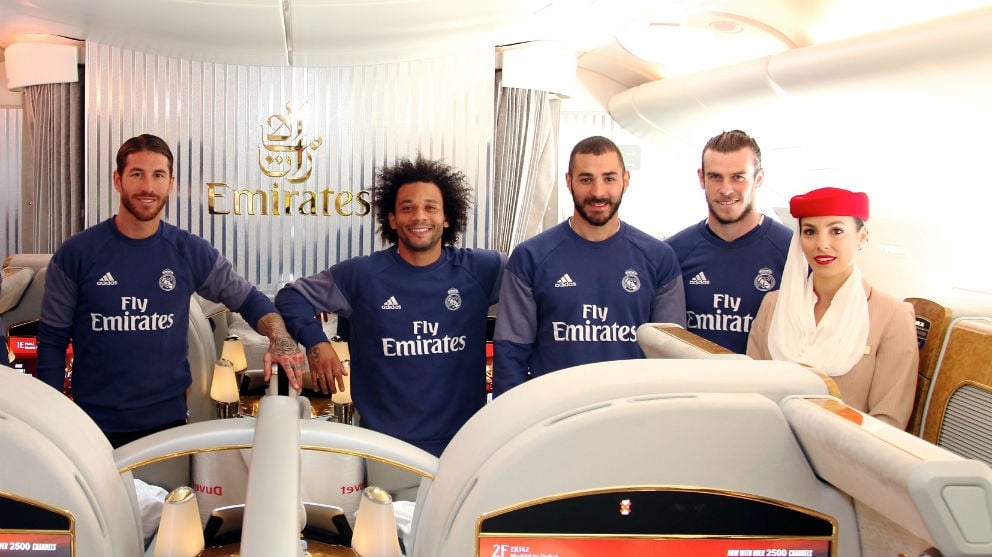 Los jugadores del Real Madrid, en un avión con un patrocinador del club.