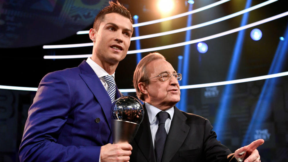 Cristiano Ronaldo y Florentino Pérez, el año pasado en la gala de la UEFA. (AFP)