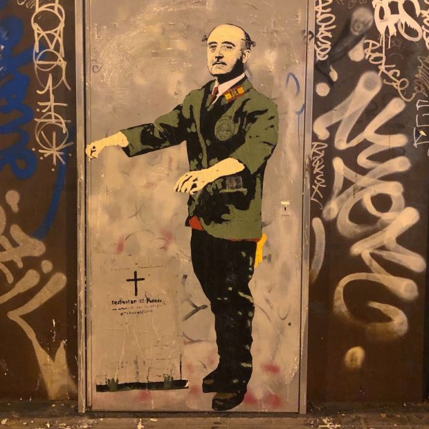 El graffiti de TVBoy sobre la polémica de la exhumación de Francisco Franco. 