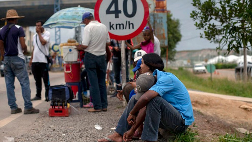 Un grupo de venezolanos hace cola en la frontera con Brasil. Foto: AFP