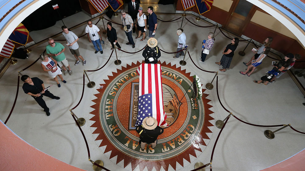 El ataúd con el cuerpo del ex senador norteamericano John McCain en el Parlamento de Phoenix (Arizona). Foto: AFP