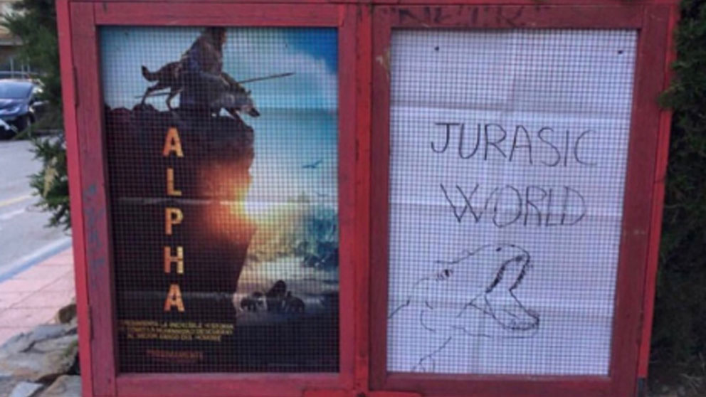 El cartel de la película ‘Jurassic World’ de J. A. Bayona pintado a mano en un cine de Murcia.