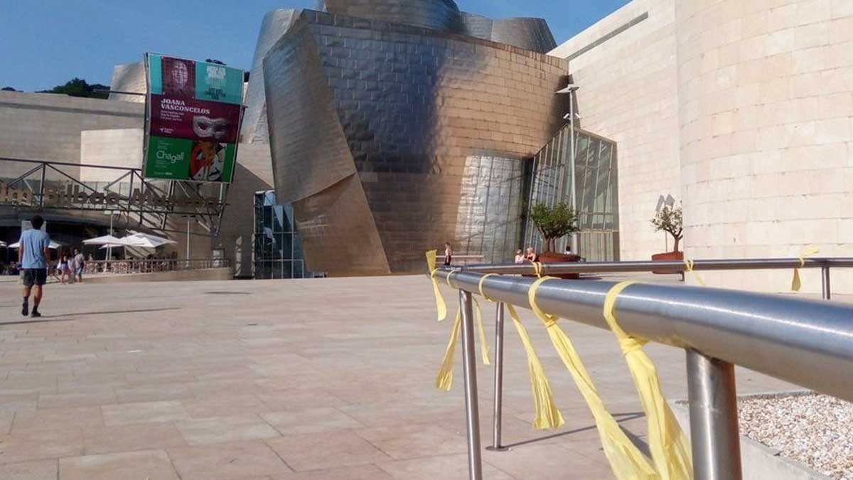 Lazos amarillos frente al Guggenheim de Bilbao.