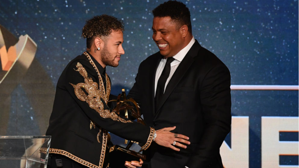 Ronaldo entrega un premio a Neymar. (AFP)