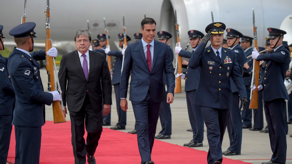 Pedro Sánchez a su llegada a Colombia, como parte de su gira por latinoamérica. Foto: AFP