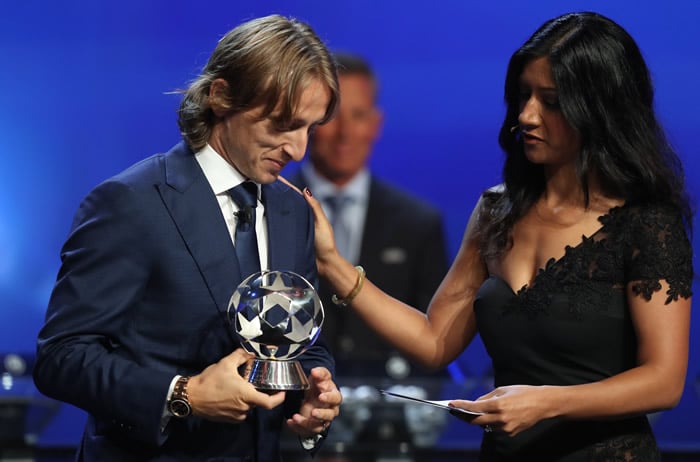 Reshmin Chowdhury entrega un premio a Luka Modric.