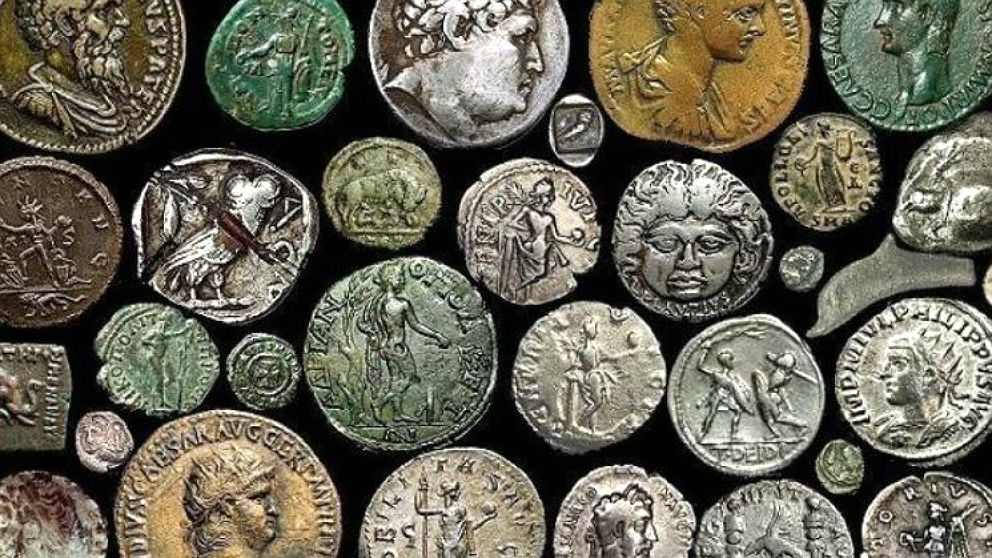 Colección de monedas de la época del imperio romano.