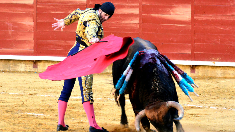 Padilla durante una de sus faenas este viernes en Palencia (Foto: EFE).