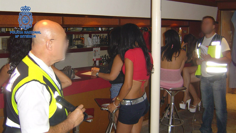 Agentes de Policía Nacional durante una redada en un local de alterne con prostitutas. (EP)