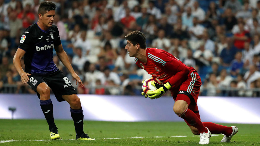 Courtois detiene un balón ante Carrillo. (EFE)