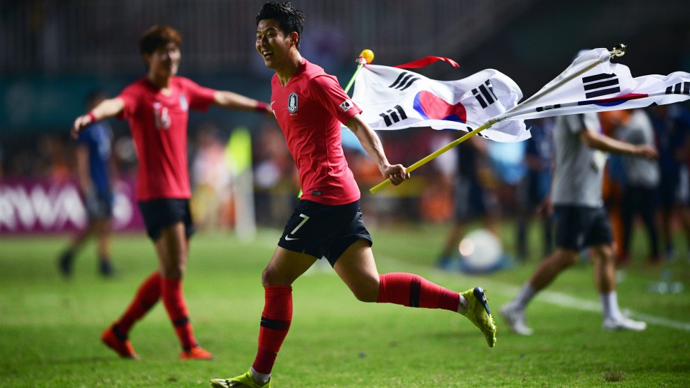 Heung-Min Son celebra el triunfo en los Juegos Asiáticos. (AFP)