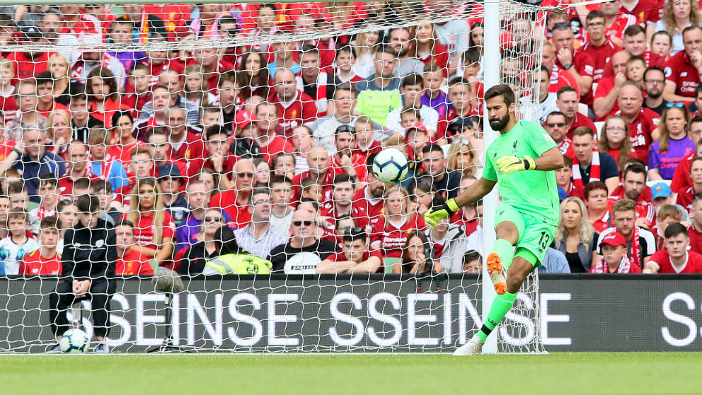 Alisson realizó una cantada terrible en el Liverpool – Leicester. (AFP)