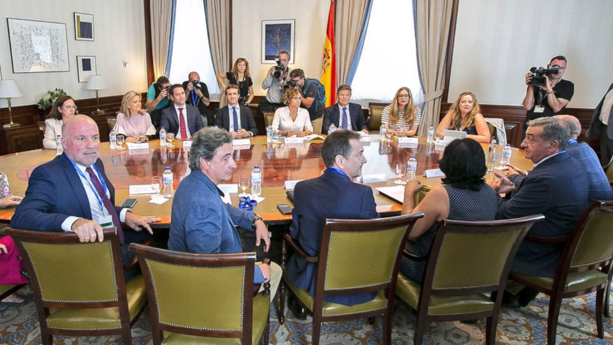 Pablo Casado con jueces y fiscales en el Congreso (RRSS).