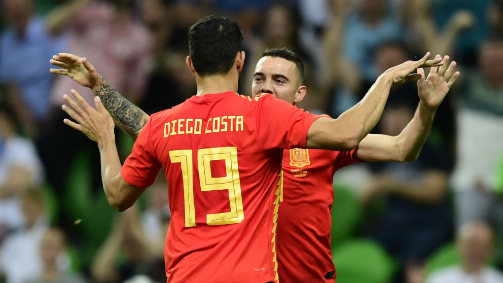 Diego Costa y Iago Aspas celebran el gol del segundo ante Túnez. (AFP)