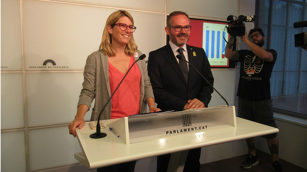 Elsa Artadi, consejera de Presidencia de la Generalitat, y Josep Costa, vicepresidente del Parlament. (EP)