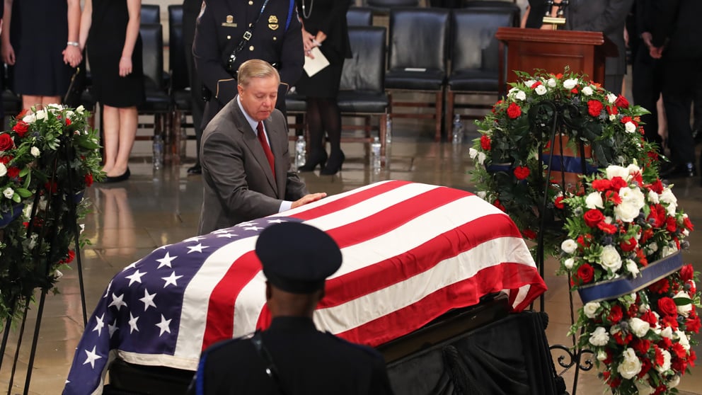 Lindsey Graham ante el féretro de John McCain. (Foto: AFP)