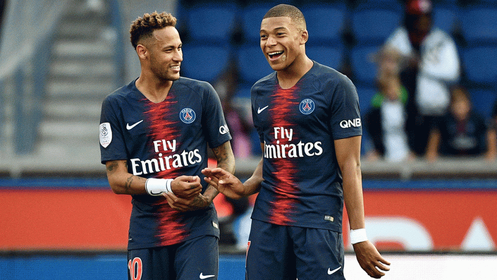 Neymar y Mbappé, durante un partido del PSG. (AFP)