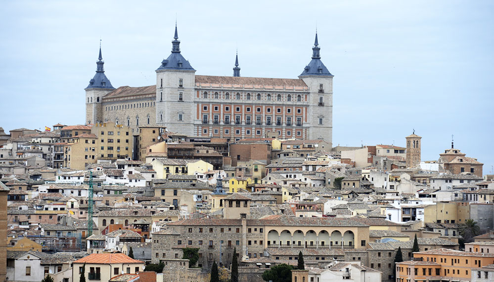 Vista de Toledo con el Alcázar en lo alto. (Foto: AFP)