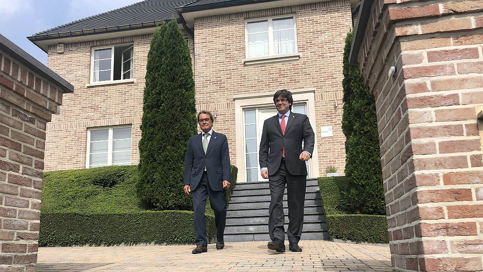 Artur Mas y Carles Puigdemont, en la mansión que ocupa el fugado en Waterloo (Bélgica). (EP)