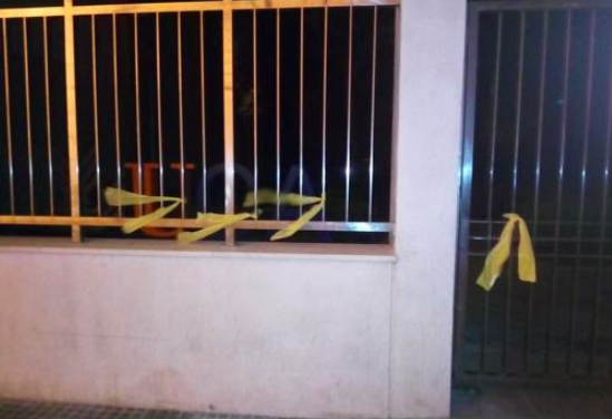 Colocan lazos amarillos en el Cádiz de Kichi y los vecinos los retiran de inmediato