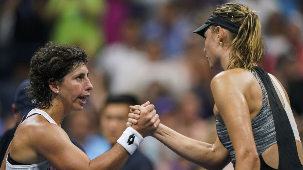 Carla Suárez saluda a Sharapova tras derrotarla. (AFP)